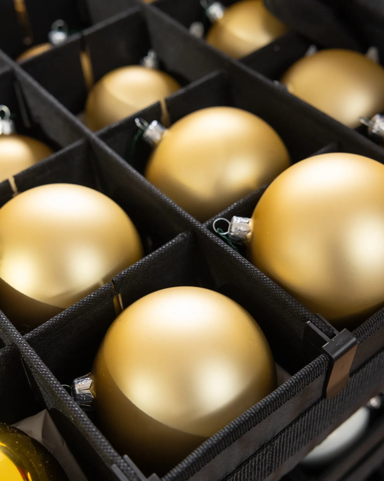 Outlet Deluxe Rolling Ornament Chests Ornaments